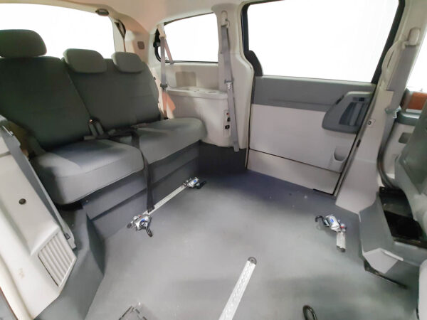 Used 2009 CHRYSLER T&C TOURING-K - Image 2