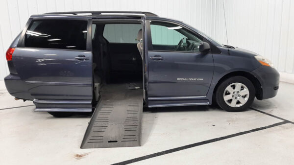 Used 2010 TOYOTA SIENNA LE