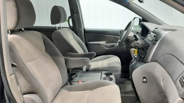 Used 2010 TOYOTA SIENNA LE - Image 3